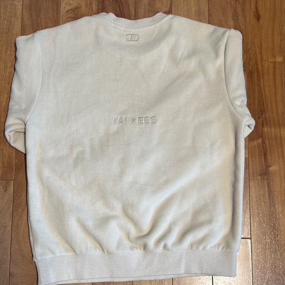MLB Cream Sweatshirt with Ribbed Cuffs and Crew Neck - Picture 7 of 12